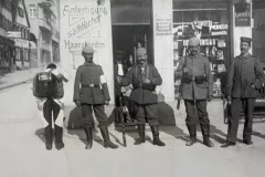 Soldaten_vor_Friseur_800