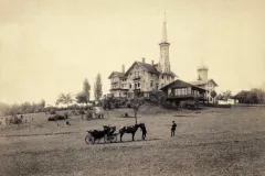 Leitershofen, Das Nervenheil mit dem Gründer Architekt und Baumeister Karl Albert Gollwitzer (1839–1917), Foto von 1895