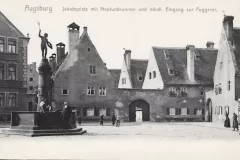 Augsburg_Jakobsplatz_mit_Neptunbrunnen_und_Eingang_Fuggerei_1900_800