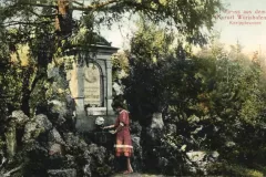 Woerishofen-Maedchen-steht-am-Kneippbrunnen_1912_800