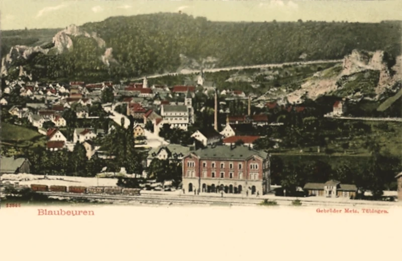 Blaubeuren_Gesamtansicht_mit_Bahnhof_und_Dampflokomotive_1907_800