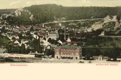 Blaubeuren_Gesamtansicht_mit_Bahnhof_und_Dampflokomotive_1907_800