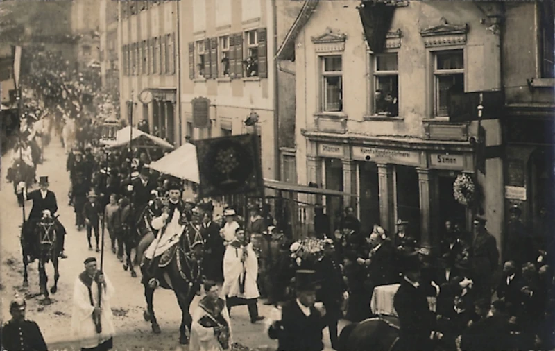 Weingarten_Festzug_an_der_Handelsgaertnerei_Anton_Roth_1918_800