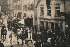 Weingarten_Festzug_an_der_Handelsgaertnerei_Anton_Roth_1918_800