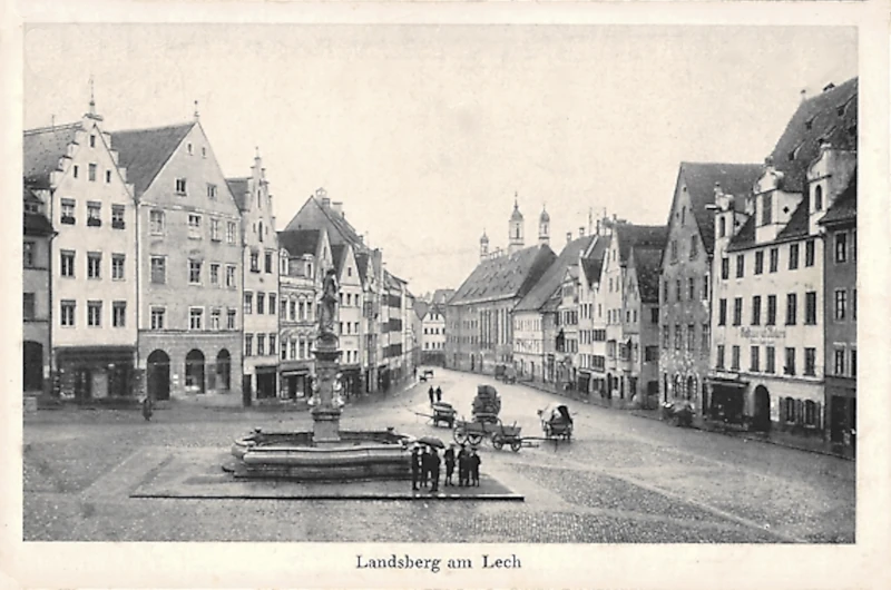 Landsberg_am_Lech_Herkommerstrasse_mit_Geschaeften_und_Brunnen_um_1900_800