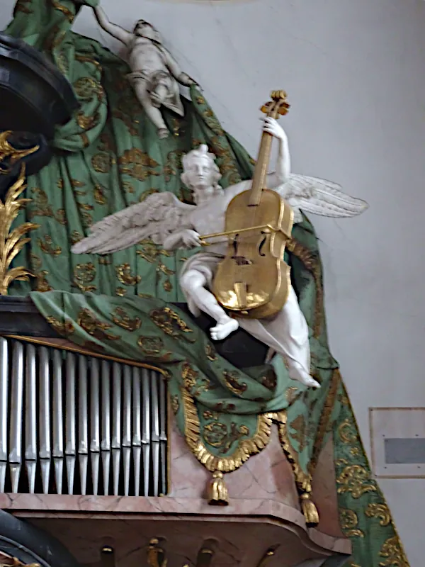 Messkirch_Schlosskirche_St_Martin_Innen_Cello_spielender_Engel_800h