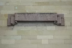 Messkirch_Stadt_Hausfassade_Volksschule_Schild_800