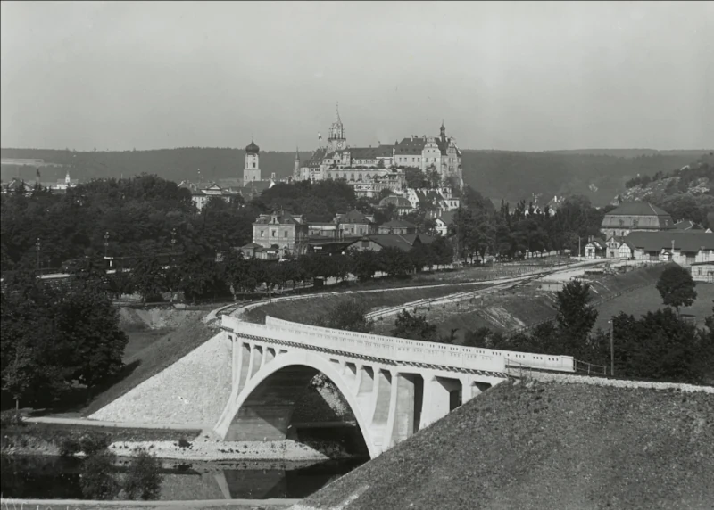Sigmaringen_Schloss_und_Eisenbahnbruecke_1912_800