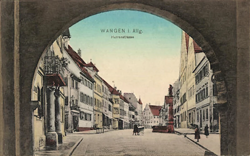 Wangen_Herrenstrasse_mit_Denkmal_durch_Tor_gesehen_um_1900_800