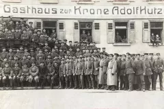 Wangen_Soldaten-Gruppenbild-vor-Gasthaus-zur-Krone-WK-1917_800