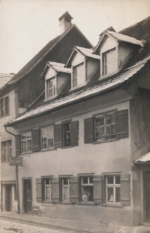Weingarten_Baeckerei_Karl_Gritsch_Mutter_und_Kind_schauen_aus_dem_Fenster_1915_800