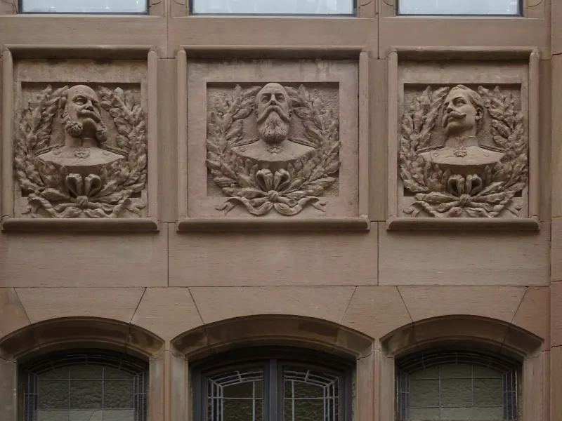 Fries am Rathaus mit Kaiser, Kanzler & Feldmarschall